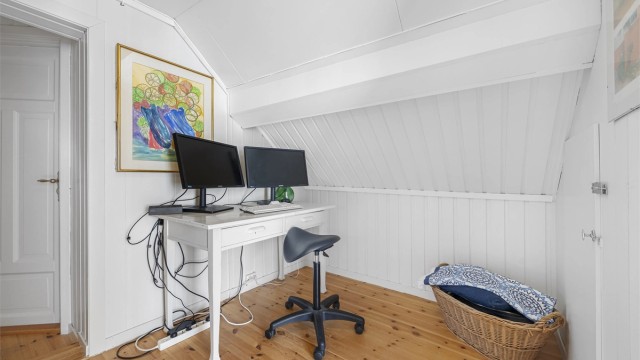 I gangen er det plass til kontoravdeling og det er knekott til lagringsplass.