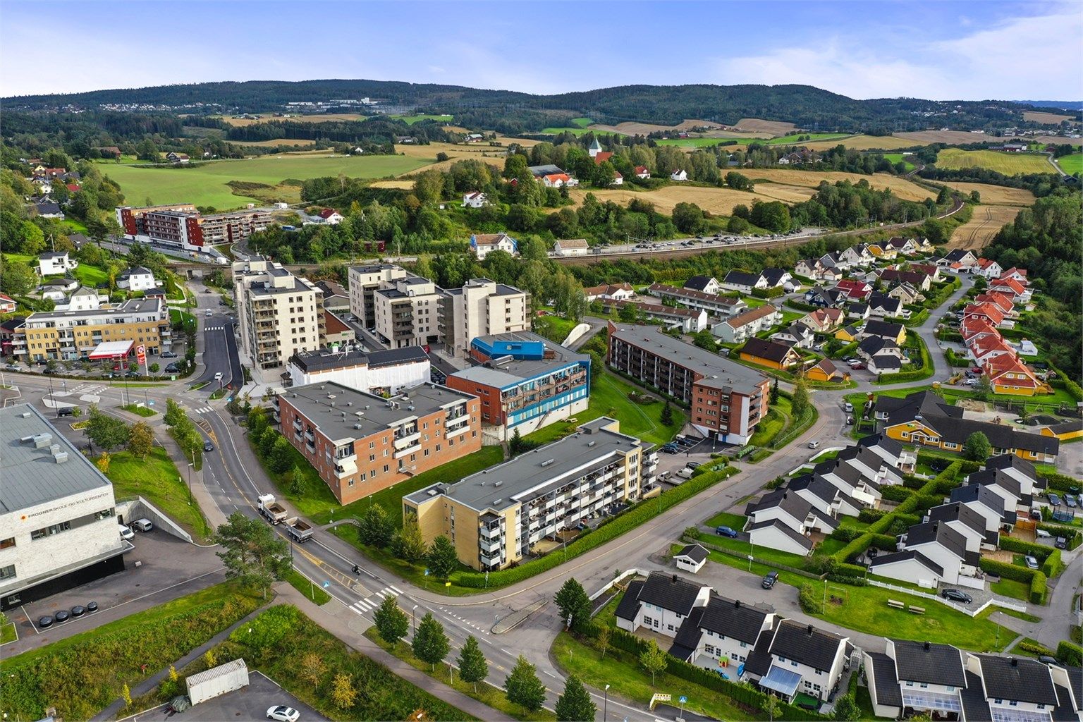 Beliggenhet i et rolig og veletablert nabolag med kort vei til tog, skole og butikker.
Foto: [Rene Borghagen]