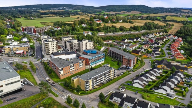 Leiligheten ligger meget sentralt til i Frogner sentrum. Gangavstand til det meste du trenger. Samtidig ligger leiligheten i et stille og tilbaketrukket del av området.