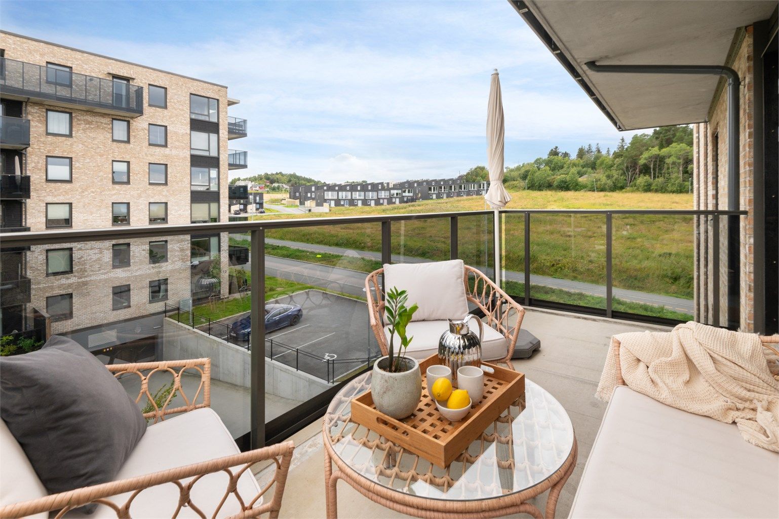 Romslig balkong på 9 km med god plass til ønsket utemøblement. 