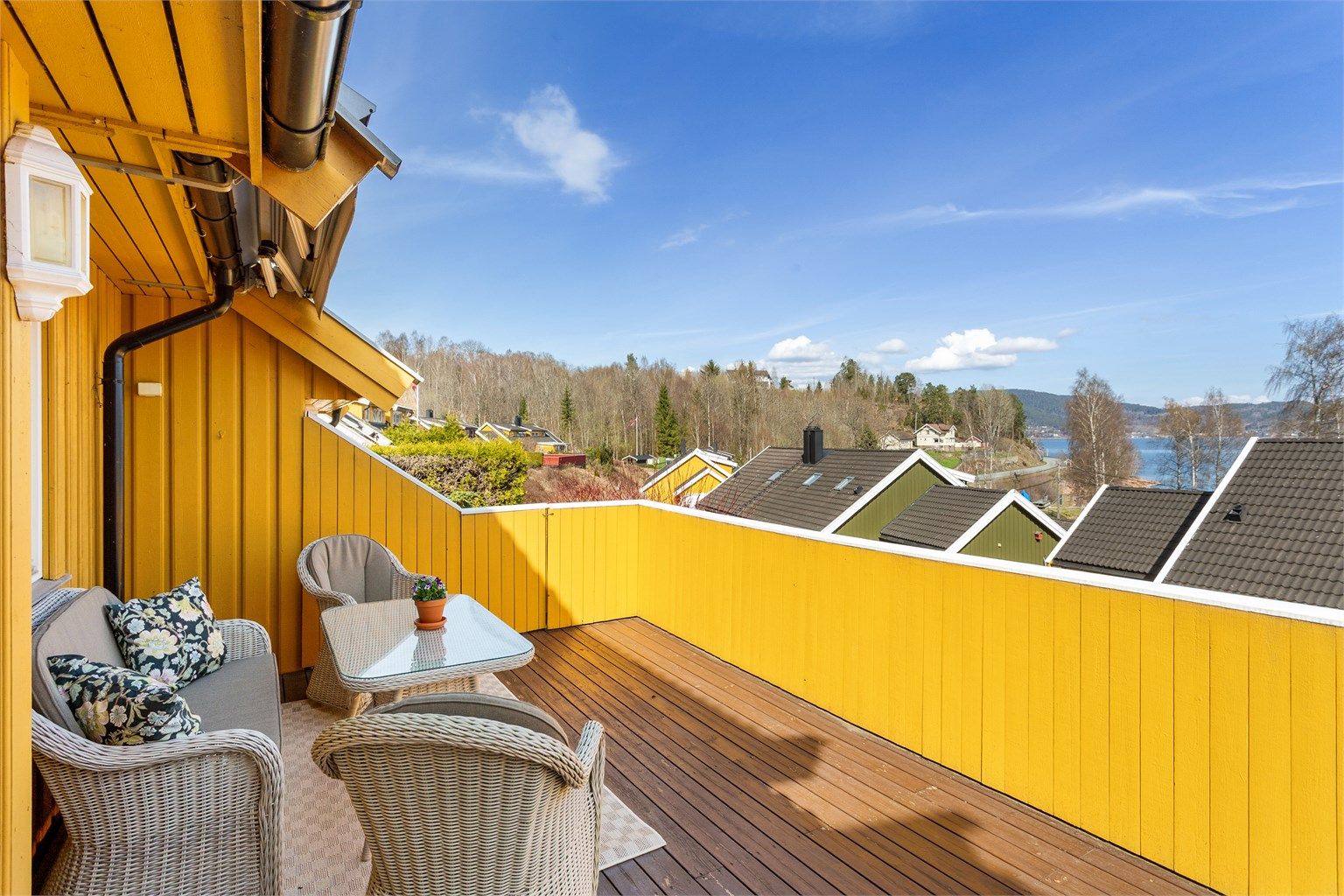 Delvis overbygget terrasse på 22 kvm med nyere elektrisk markise.