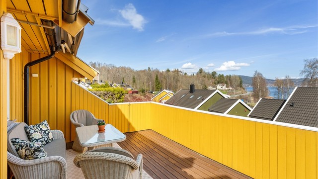 Delvis overbygget terrasse på 22 kvm med nyere elektrisk markise.