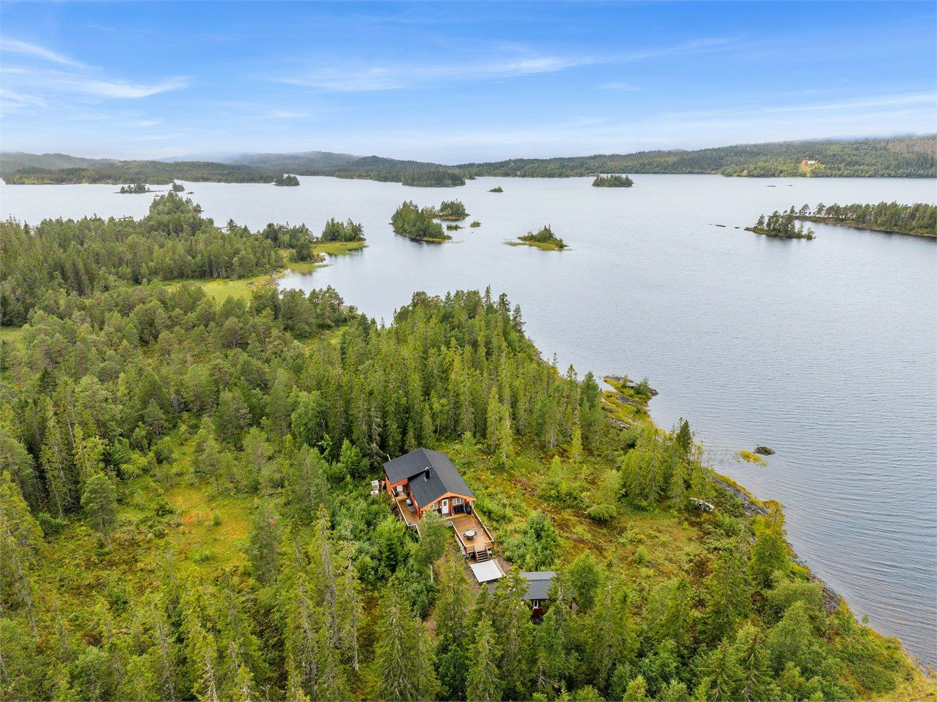 Her får du en virkelig tilbaketrukket fritidseiendom med naturen tett på og gode muligheter for båtliv, fiske og andre uteaktiviteter.