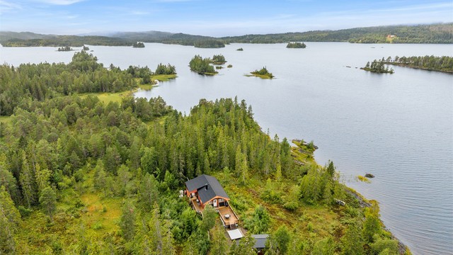 Her får du en virkelig tilbaketrukket fritidseiendom med naturen tett på og gode muligheter for båtliv, fiske og andre uteaktiviteter.