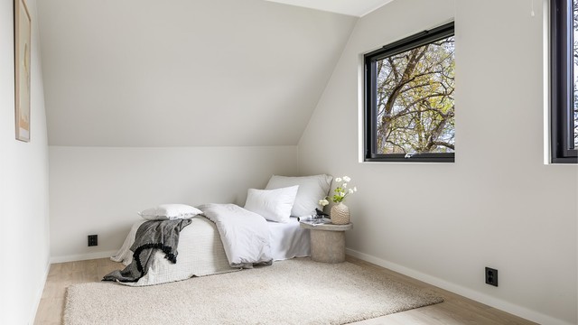 Nytt elektrisk anlegg er trukket opp i første og andre etasje samtidig med renovering. Stikkontakter og brytere er i sort utførelse.