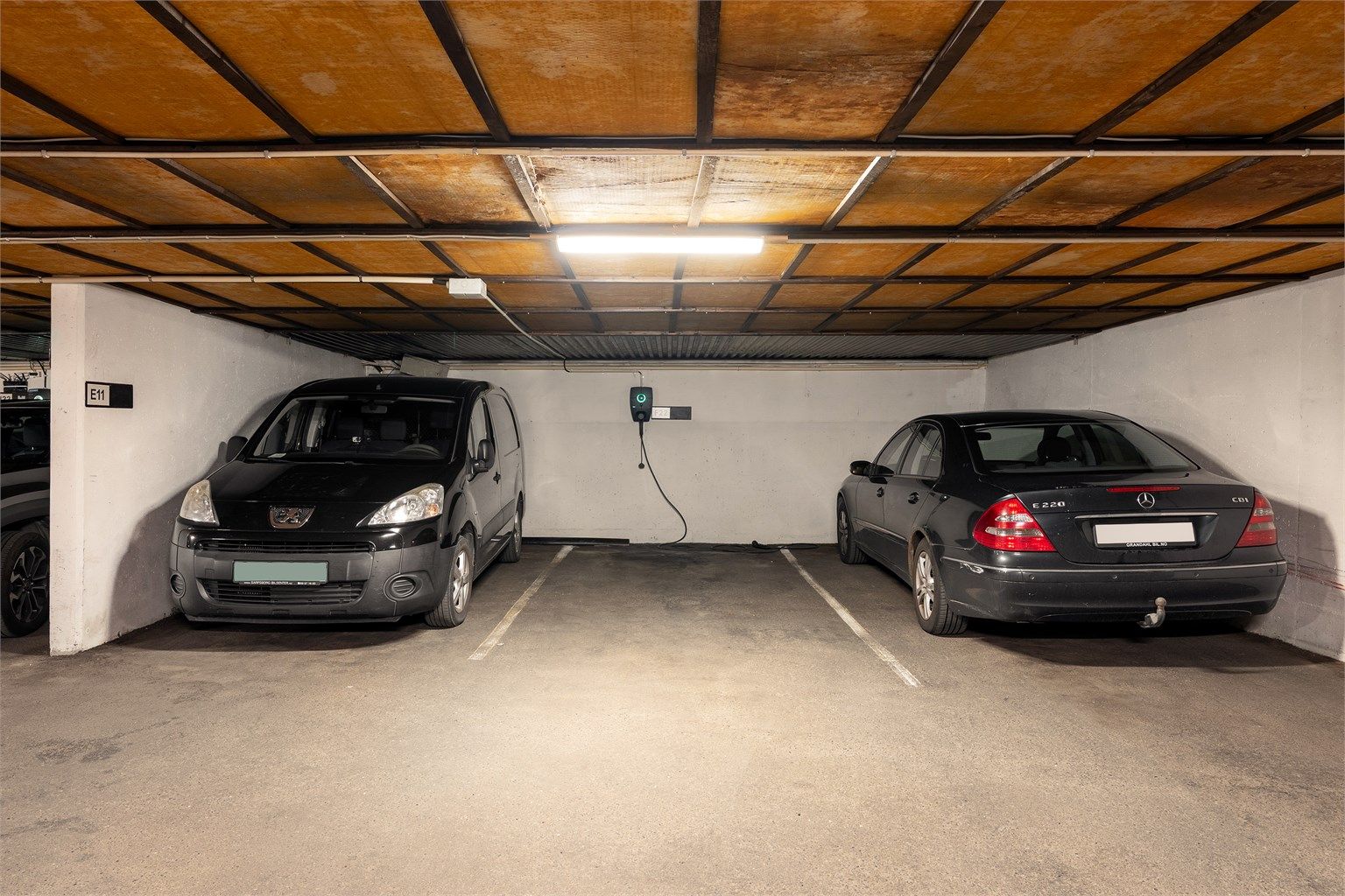 Leiligheten disponerer egen parkeringsplass i kjeller hvor det er montert elbillader.
