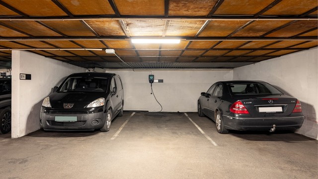 Leiligheten disponerer egen parkeringsplass i kjeller hvor det er montert elbillader.