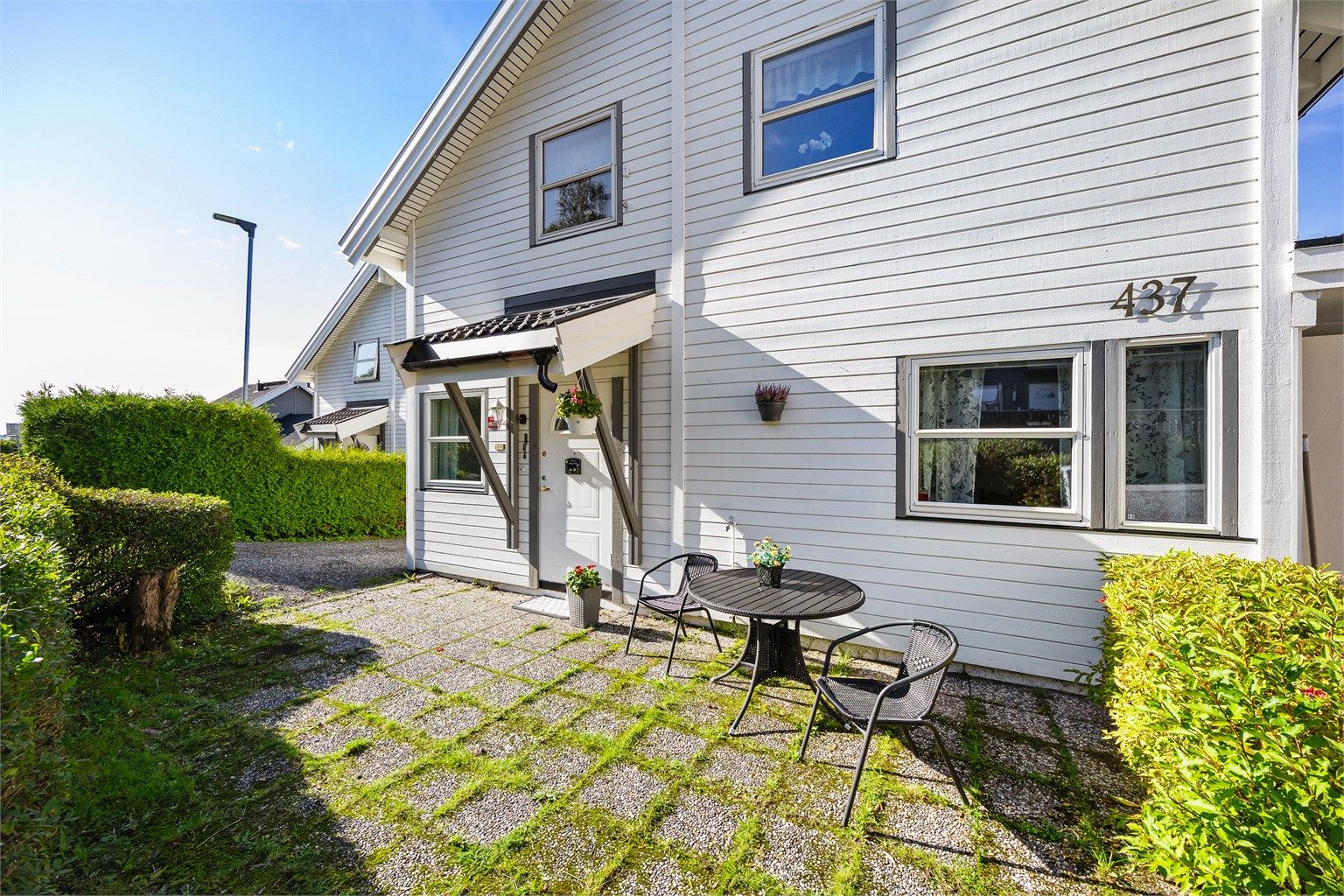 Hyggelig inngangsparti med plass til utemøbler og diverse