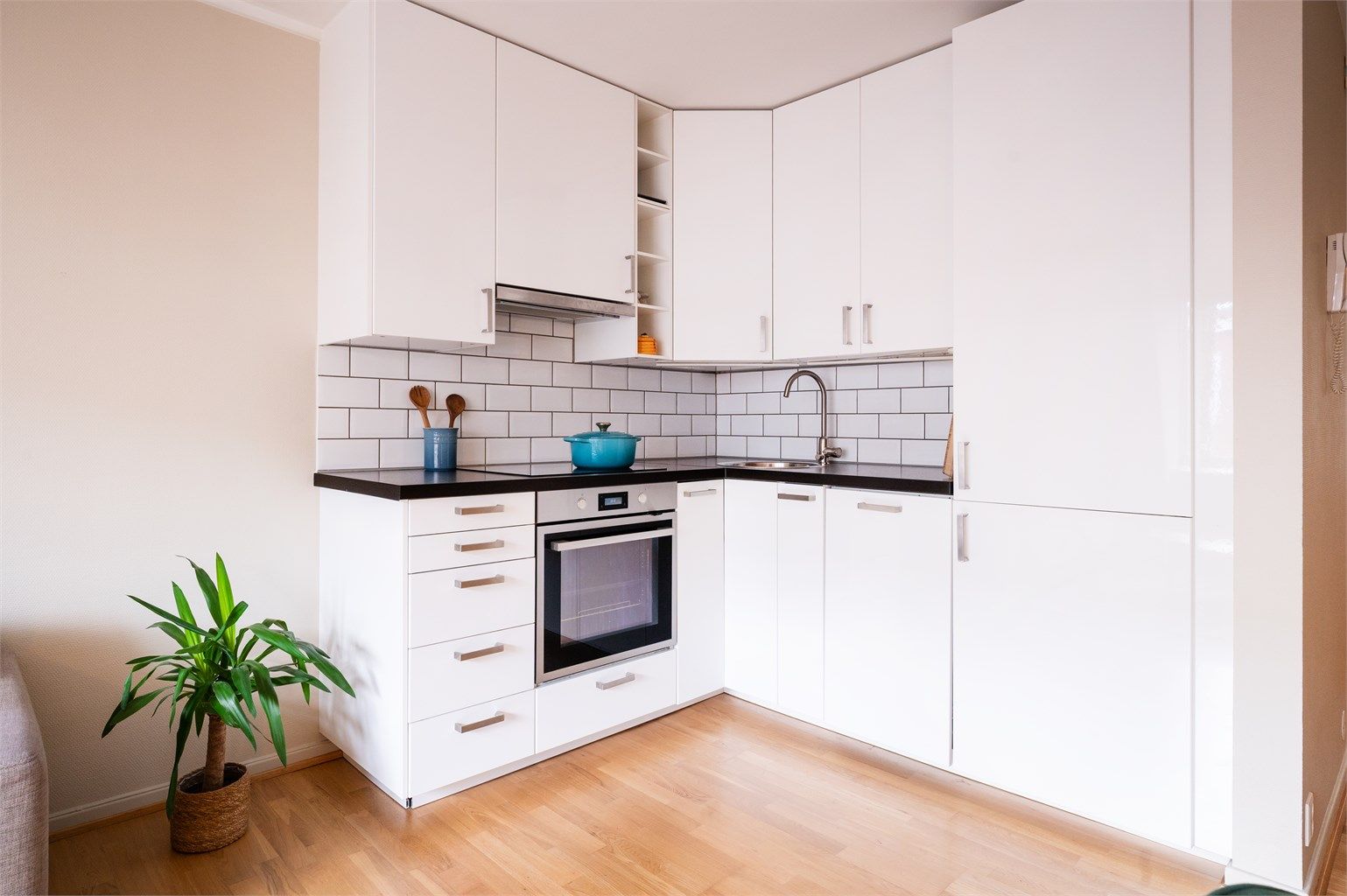 Åpen stue kjøkken løsning med et tidløst og pent kjøkken fra 2015. Her er det integrerte hvitevarer og bra med skap og benkeplass