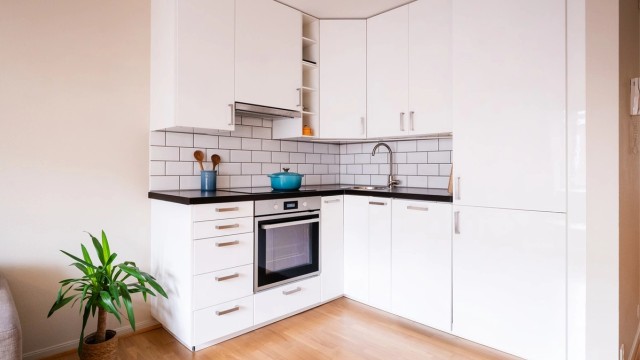 Åpen stue kjøkken løsning med et tidløst og pent kjøkken fra 2015. Her er det integrerte hvitevarer og bra med skap og benkeplass