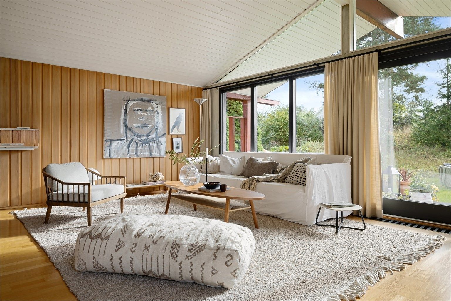 Lys og luftig stue med endeløst potensiale!