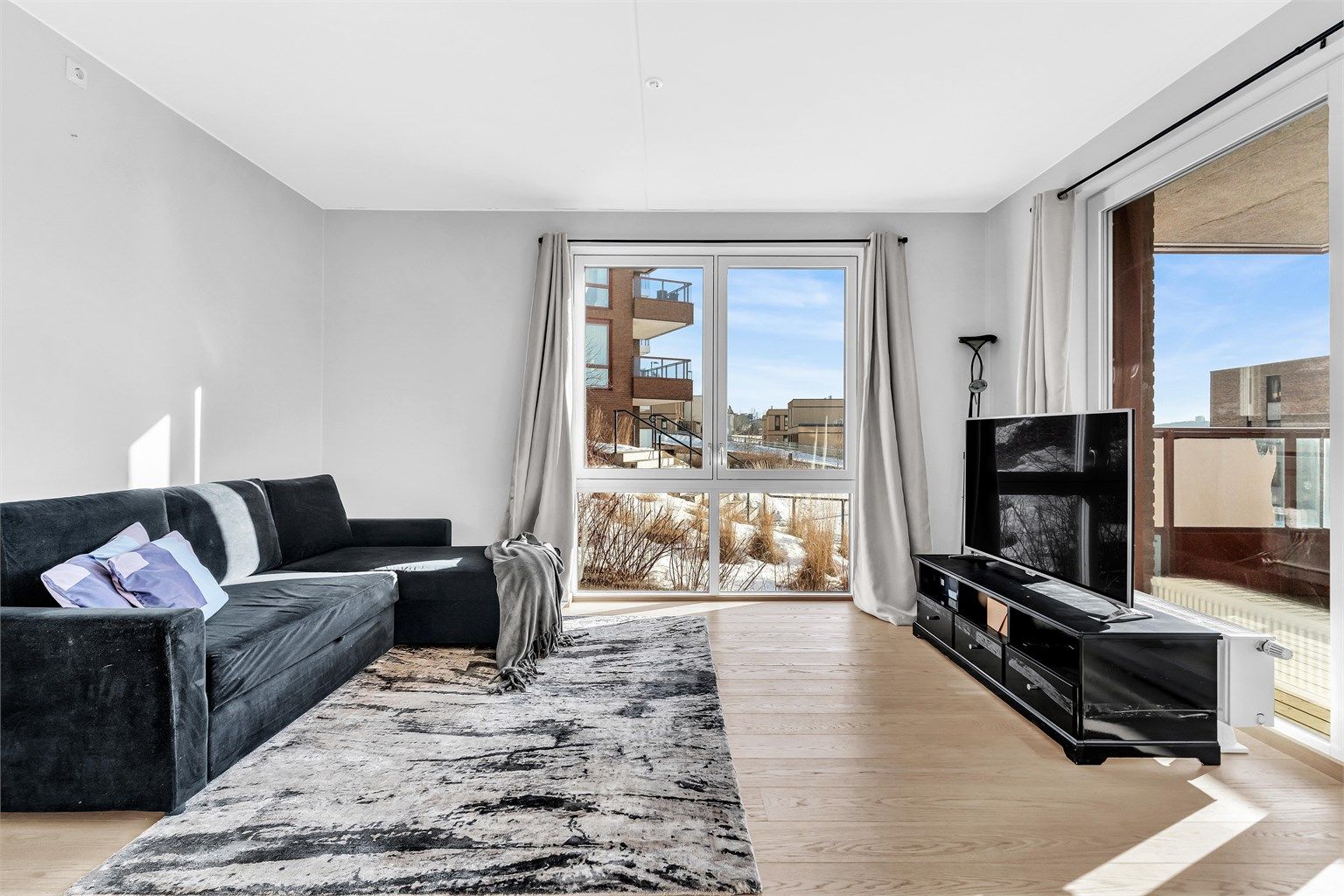 Leiligheten varmes opp med fjernvarme via radiatorer