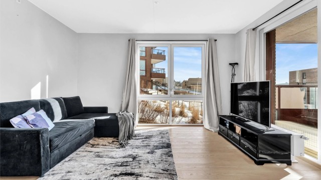 Leiligheten varmes opp med fjernvarme via radiatorer