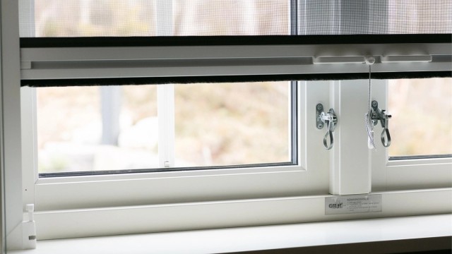 Vinduene er utstyrt med praktiske myggnettinger og plisergardin for lystette rom. (Begge deler levert av Faseprodukter)