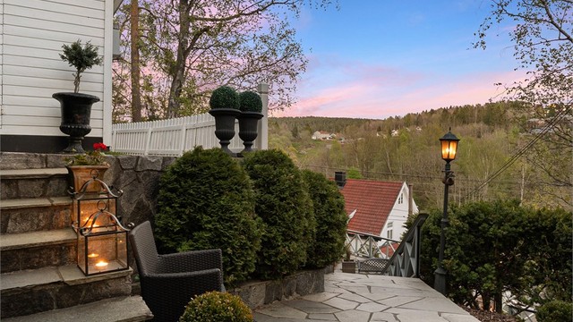 Den skiferbelagte trappen leder opp til bod som ligger ved inngangen. Den ligger delvis over nabotomt. Kan trekkes frem.