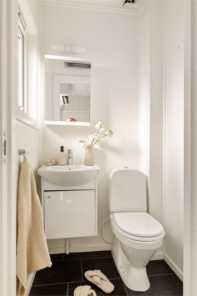 Praktisk separat wc-rom i tilknytning til entreèn.