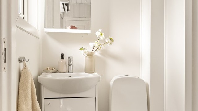 Praktisk separat wc-rom i tilknytning til entreèn.