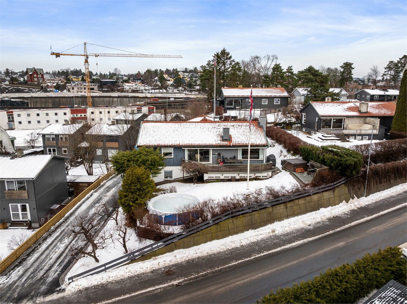Kollektivtilbudet er godt utbygd, med bussholdeplassen "Strand" kun fem minutters gange unna. Stabekk togstasjon ligger også i nærheten