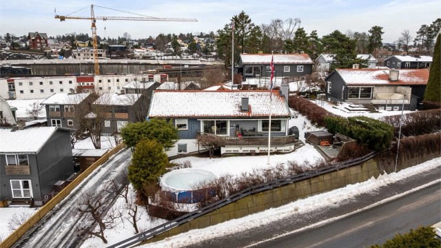 Kollektivtilbudet er godt utbygd, med bussholdeplassen "Strand" kun fem minutters gange unna. Stabekk togstasjon ligger også i nærheten
