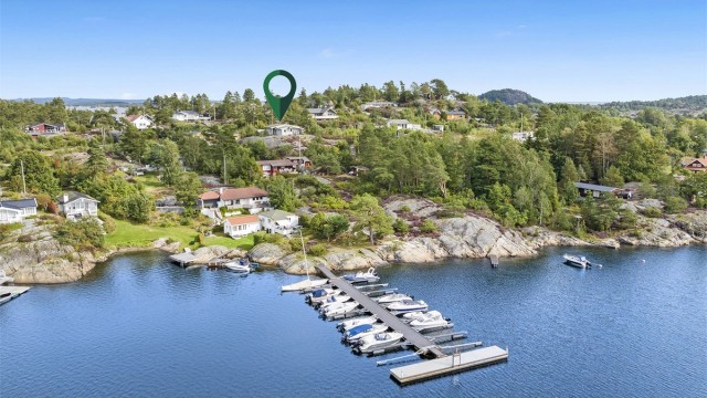 Hytta har tilhørende båtplass i felles bryggeanlegg rett nedenfor hytta.
