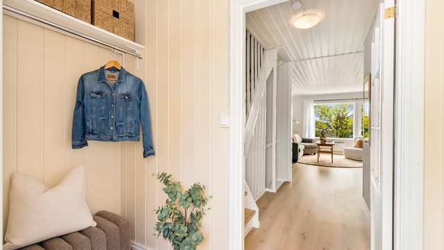 Velkommen inn. Entré med god plass til yttertøy. Ytterdøren ble skiftet i 2024.