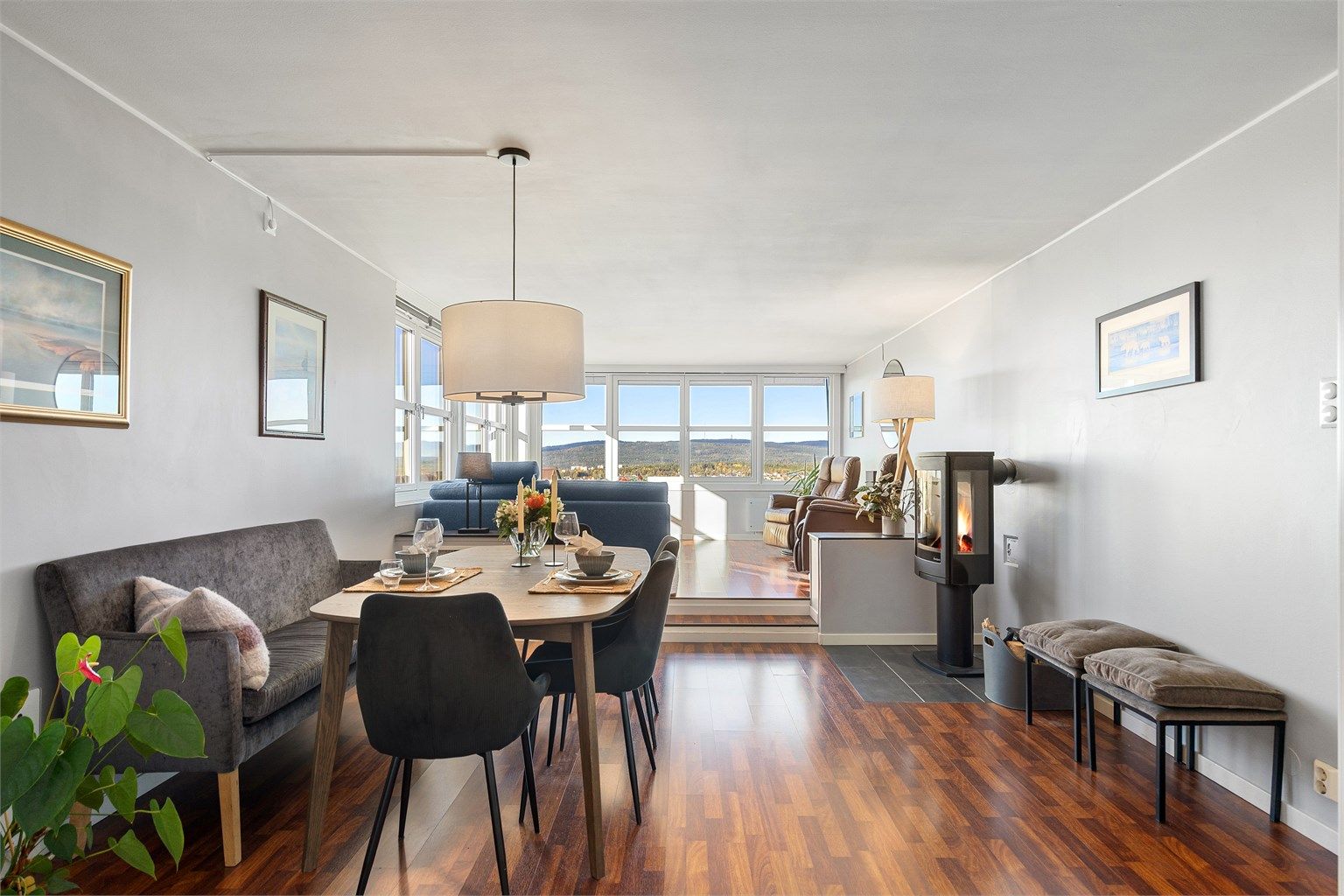 I stuen er det plass til både stor sofagruppe, og stor spisegruppe