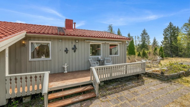 Ny Jord-vegen 423 ligger i et naturskjønt og rolig område ved Jonsvatnet, med flotte tur- og friluftsmuligheter rett utenfor døren.