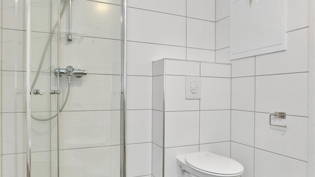 Fordelerskap for rør-i-rør-systemet og vannmåler er montert i vegg på badet.