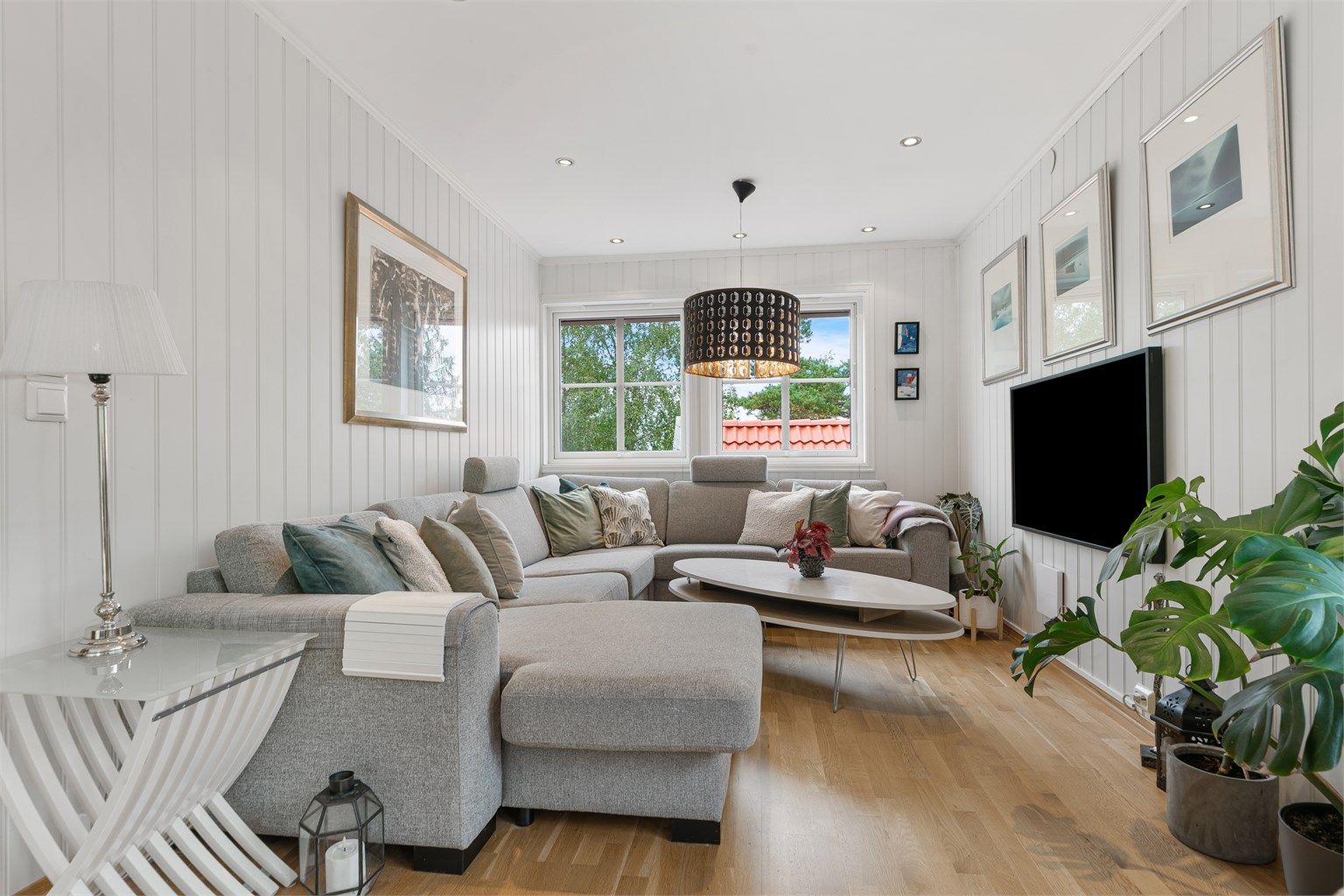 En lun og koselig sofakrok med plass til hele familien – perfekt for TV-kvelder og hyggelige sammenkomster.