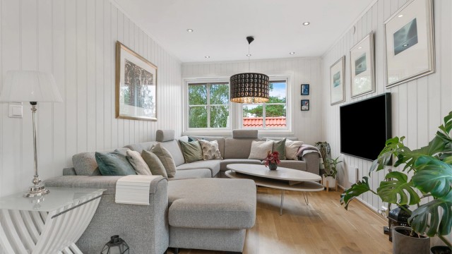 En lun og koselig sofakrok med plass til hele familien – perfekt for TV-kvelder og hyggelige sammenkomster.