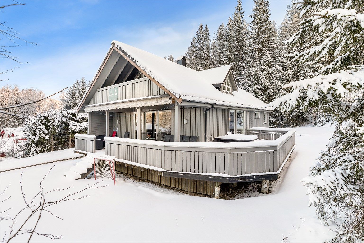 Fra stuen er det utgang til terrassen med gode solforhold.