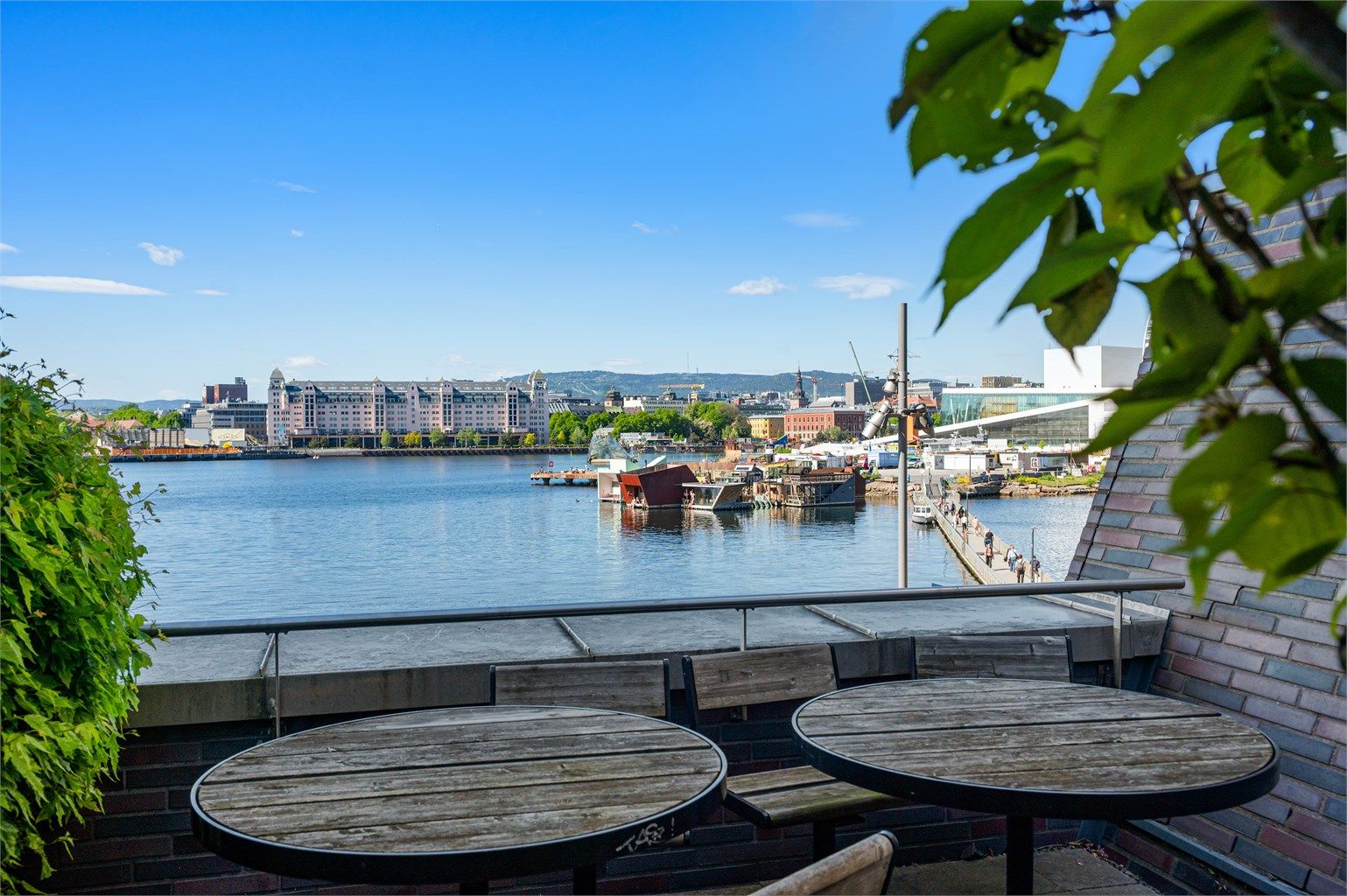 Koselige sittegrupper i sameiets fellesareal, perfekt for behagelige sommerdager.