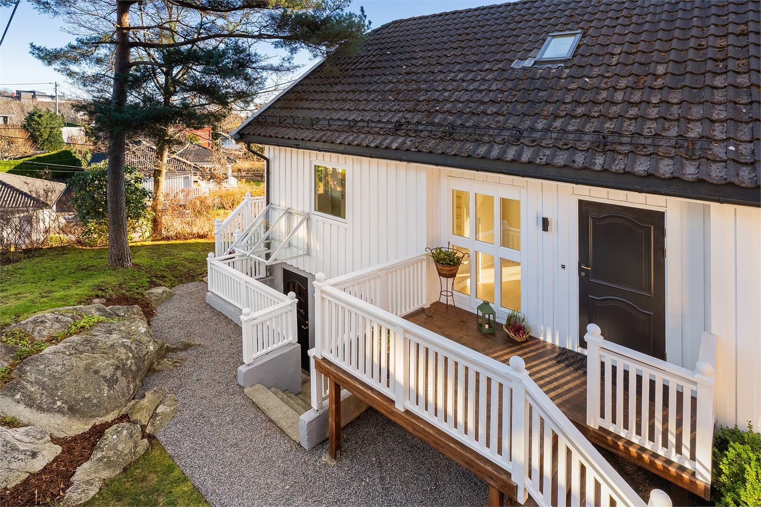 Inngangsparti med trapp og overbygd adkomst.