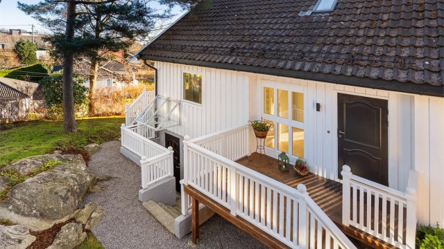 Inngangsparti med trapp og overbygd adkomst.
