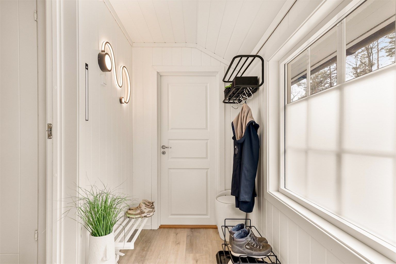 I gangen er det plass til både sko og klær. Rommet rett frem er en ekstra bod som også kan benyttes som garderobe.
