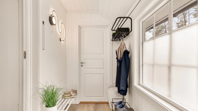 I gangen er det plass til både sko og klær. Rommet rett frem er en ekstra bod som også kan benyttes som garderobe.