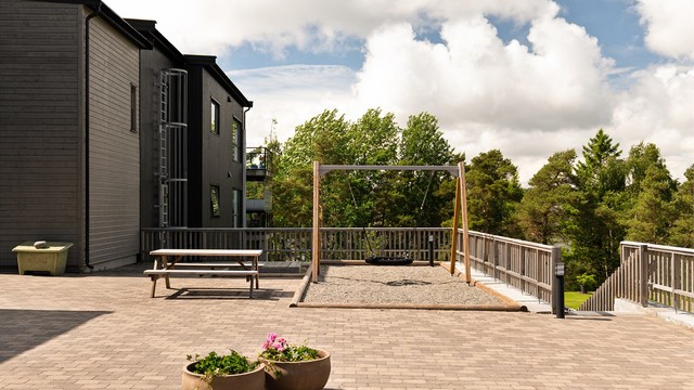 Rett utenfor leiligheten finnes både sittegruppe og huske.