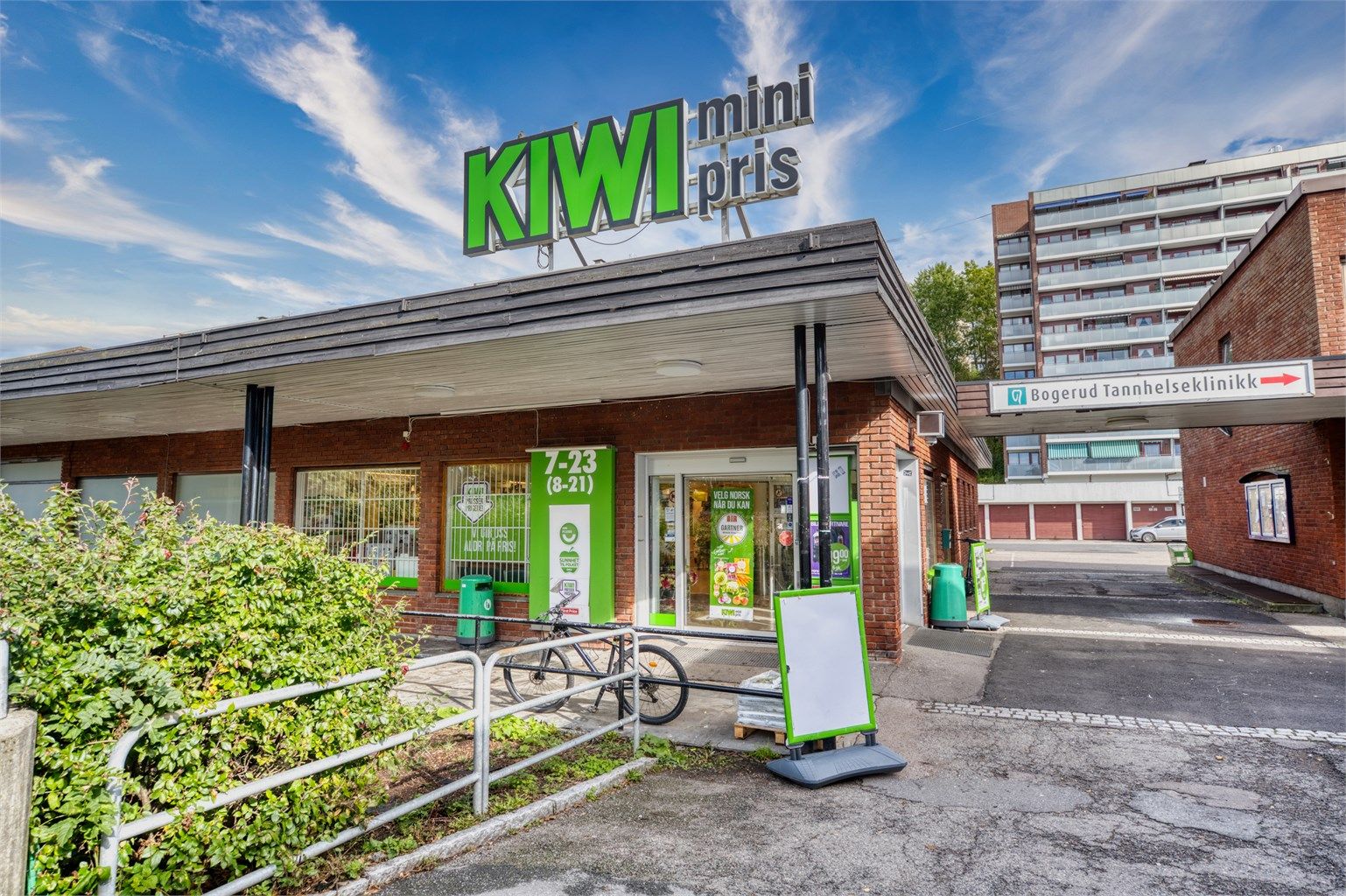 Dagligvarehandelen gjøres enkelt på Kiwi Bogerud Senter, like ved.