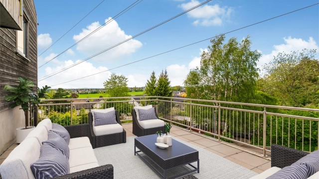 En av boligens terrasser, med god plass til sittegruppe og utsikt over nærområdet. ( digitalt stylet )