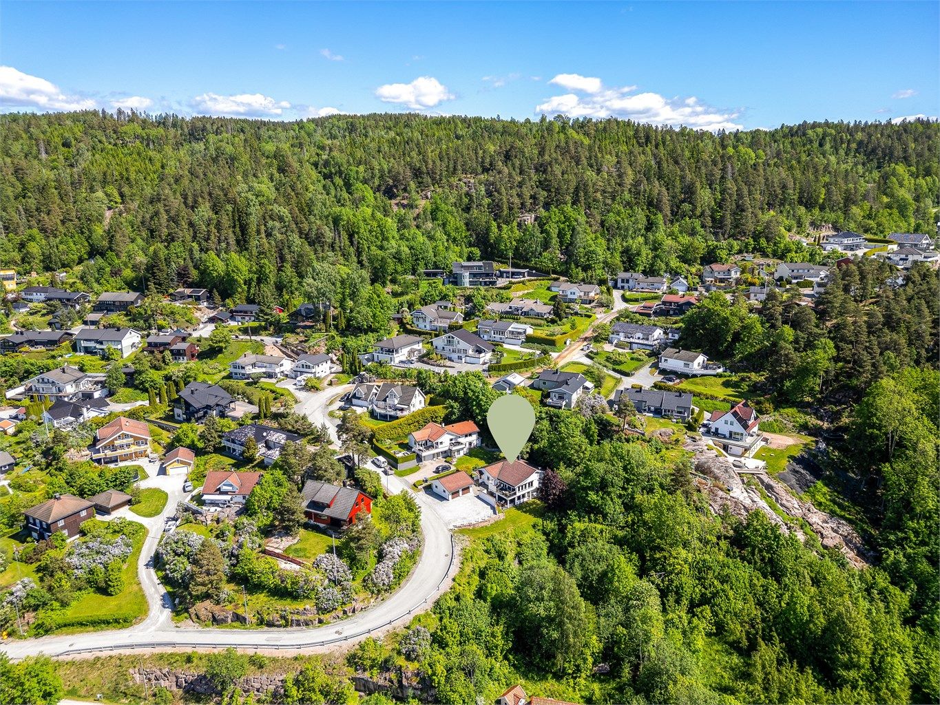 Kjekstadmarka ligger bak boligområdet og har et flott turterreng, sommer som vinter.