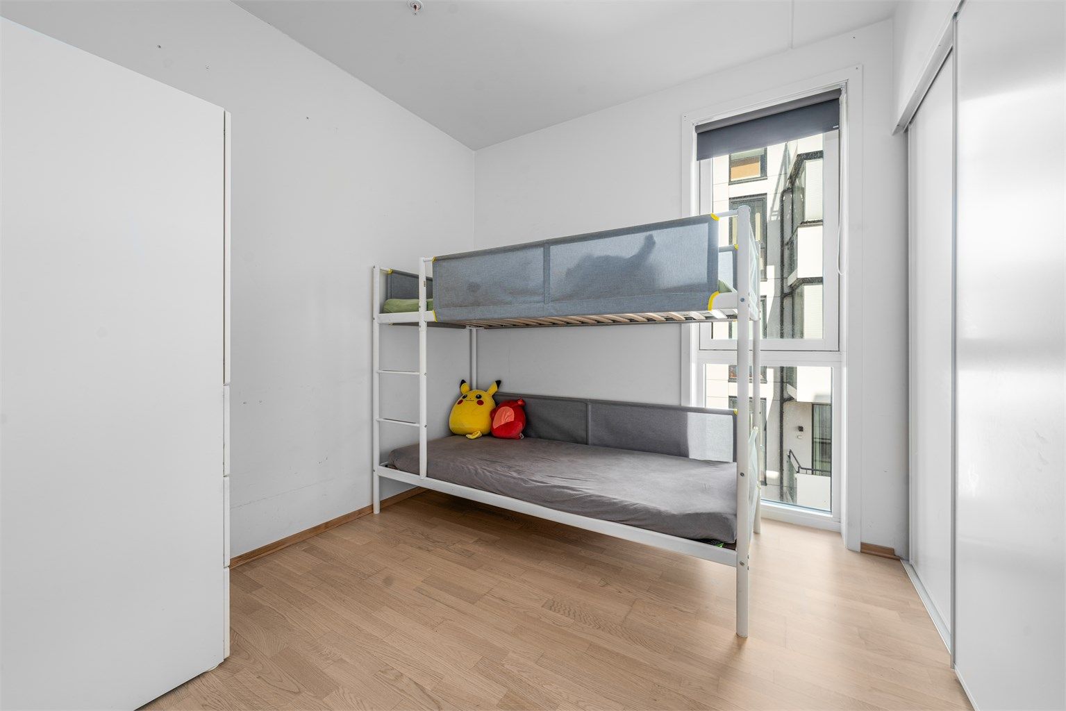 Det andre soverommet har god plass til seng og oppbevaring, med skyvedørsgarderobe langs den ene veggen.