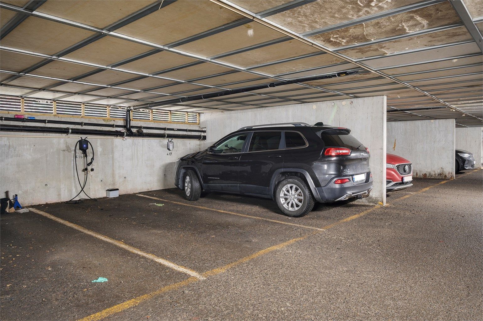 Fast parkeringsplass medfølger leiligheten i felles garasjeanlegg under blokken. Det er klargjort for installasjon av ladeboks. 