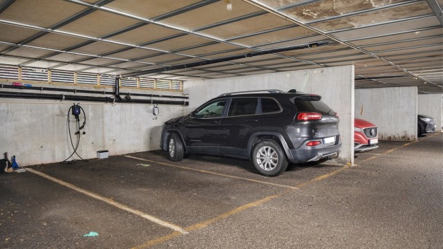 Fast parkeringsplass medfølger leiligheten i felles garasjeanlegg under blokken. Det er klargjort for installasjon av ladeboks.