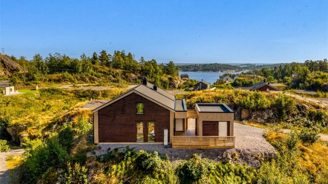 Hytta ligger på en høyde som gjør at den får fin utsikt til sjøen.