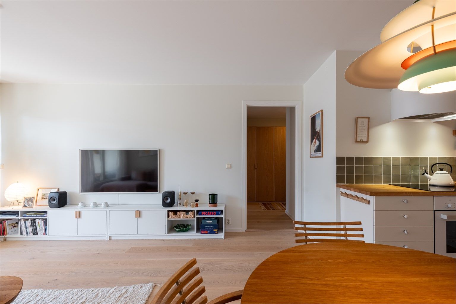 Overflatene er malt i en behagelig og moderne fargetone, og på gulvet er det lagt ny eikeparkett i 2022.