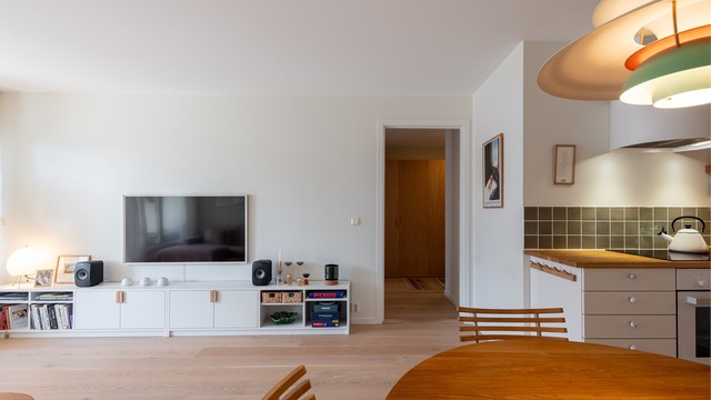Overflatene er malt i en behagelig og moderne fargetone, og på gulvet er det lagt ny eikeparkett i 2022.