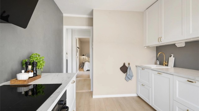 Det ble også montert komfyrvakt, nye stikkontakter ved benk og ventilator samt ny bryter og stikk ved døren i 2022