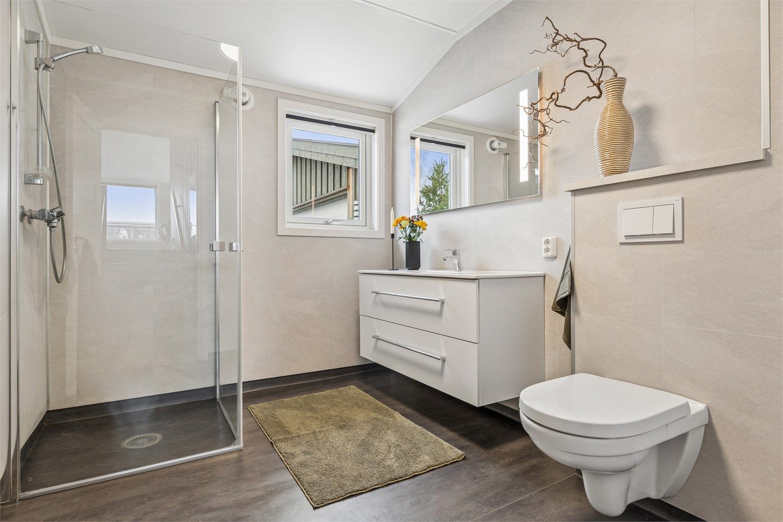 Begge badene i boligen ble oppgradert i 2021 og har gulvvarme, moderne innredning og praktiske løsninger.