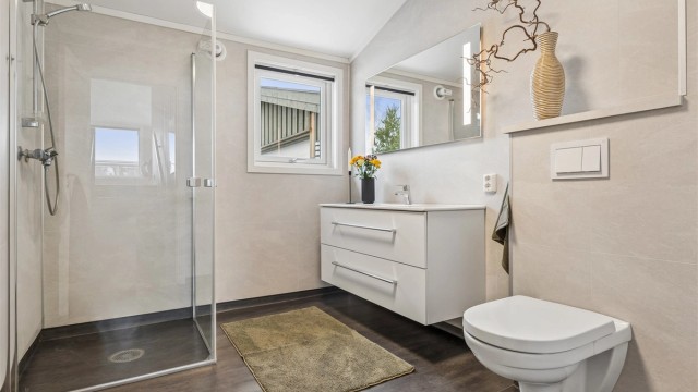 Begge badene i boligen ble oppgradert i 2021 og har gulvvarme, moderne innredning og praktiske løsninger.