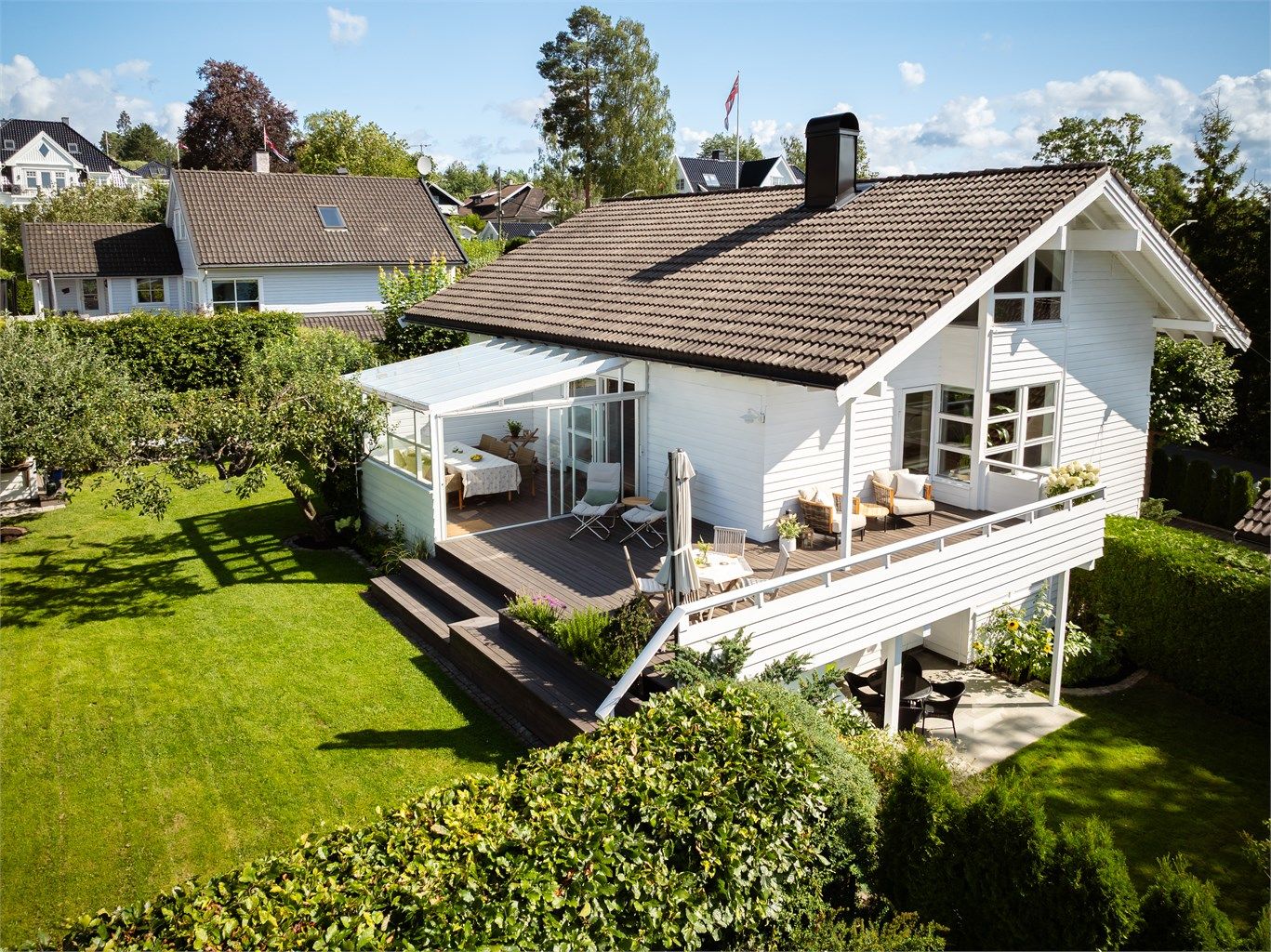 Velkommen til Trosterudveien 6A - en innholdsrik og velholdt familiebolig med store vindusflater, idyllisk hage og fjordutsikt.